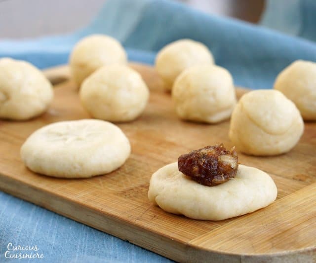 Les biscuits Maamoul sont fondants dans la bouche, des biscuits fourrés aux dattes qui sont faibles en sucre mais robustes en saveur. | www.CuriousCuisiniere.com