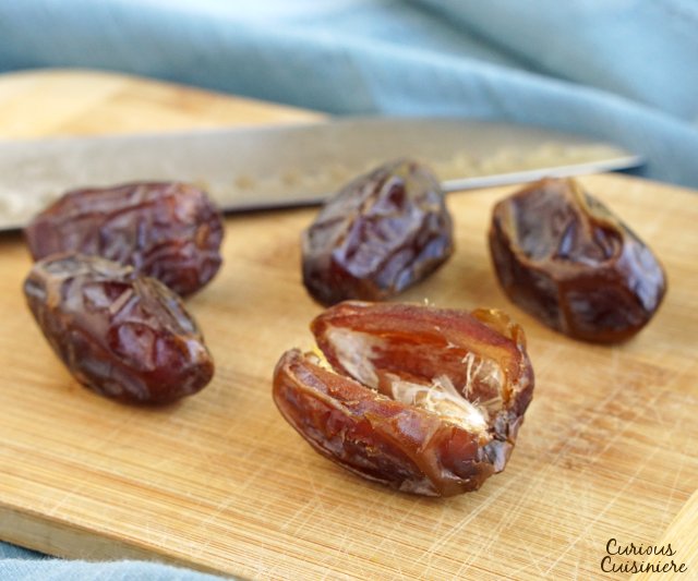 I biscotti Maamoul si sciolgono in bocca, biscotti ripieni di datteri che sono a basso contenuto di zucchero ma robusti nel sapore. | www.CuriousCuisiniere.com