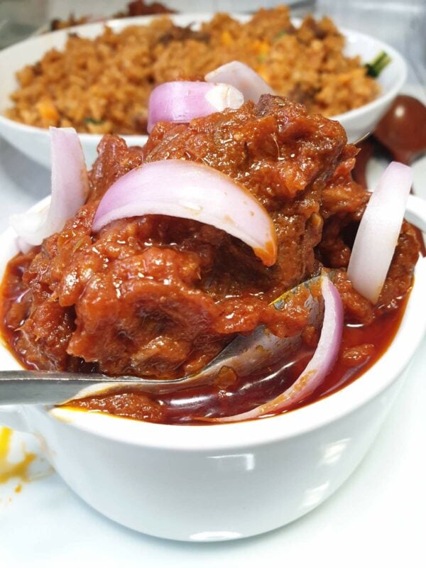 carne com ensopado de tomate para arroz jollof 