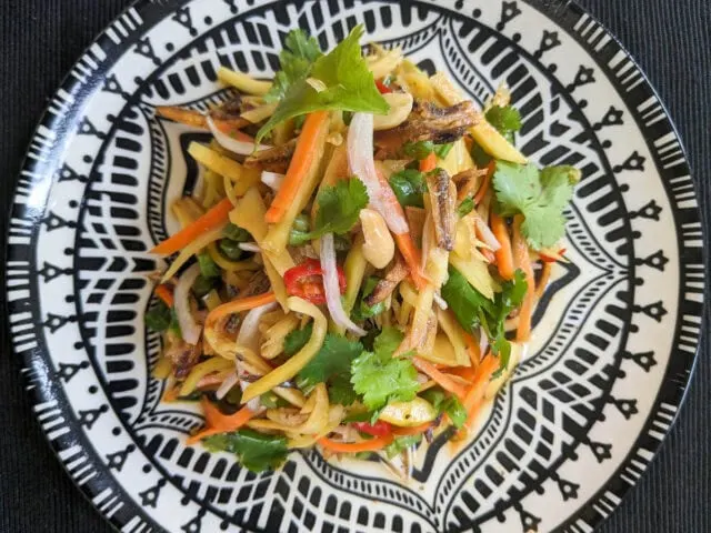 Thai mango salad - yum mamuang - spicy mango salad